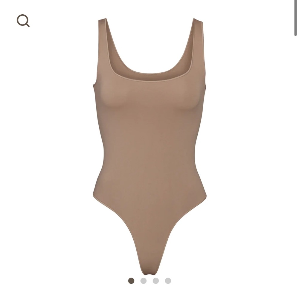 SKIMS ESSENTIAL SCOOP NECK BODYSUIT | DESERT
